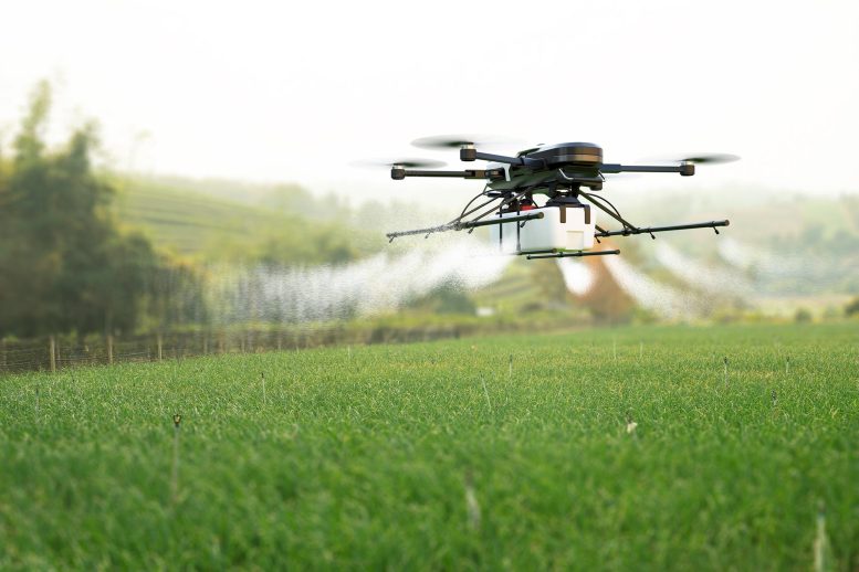 Un drone agricole pulvérise un pesticide