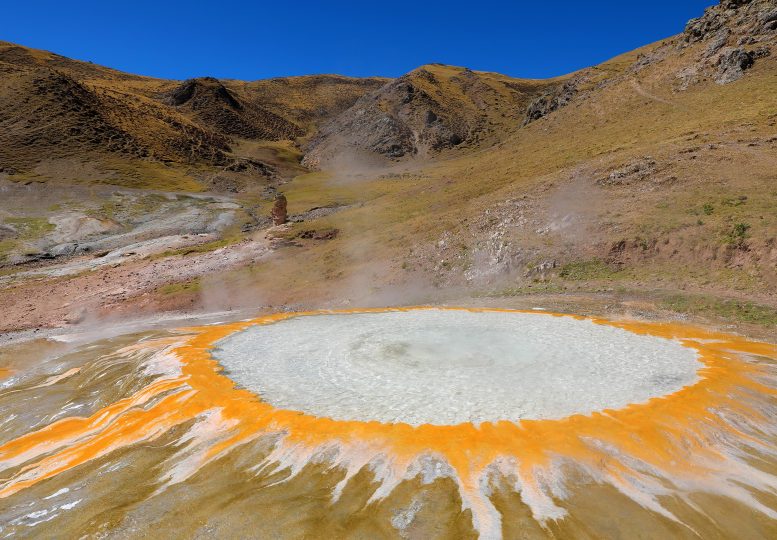 Source chaude dans le champ géothermique de Mangra, au sud du Tibet