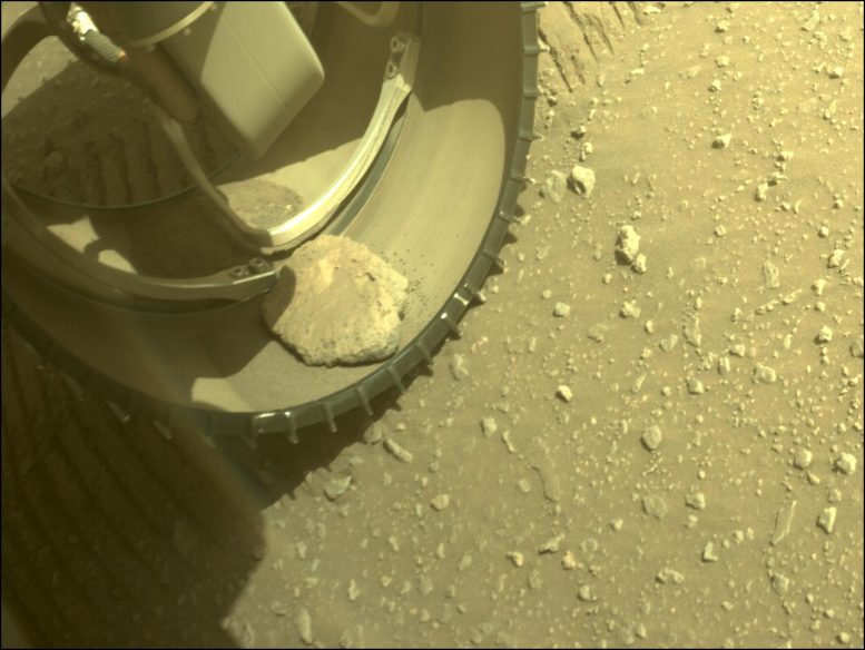 Le rover Mars Perseverance ramasse une roue en pierre