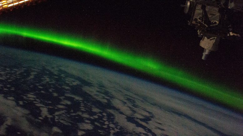 L'aurore australe s'écoule au-dessus de l'océan Indien