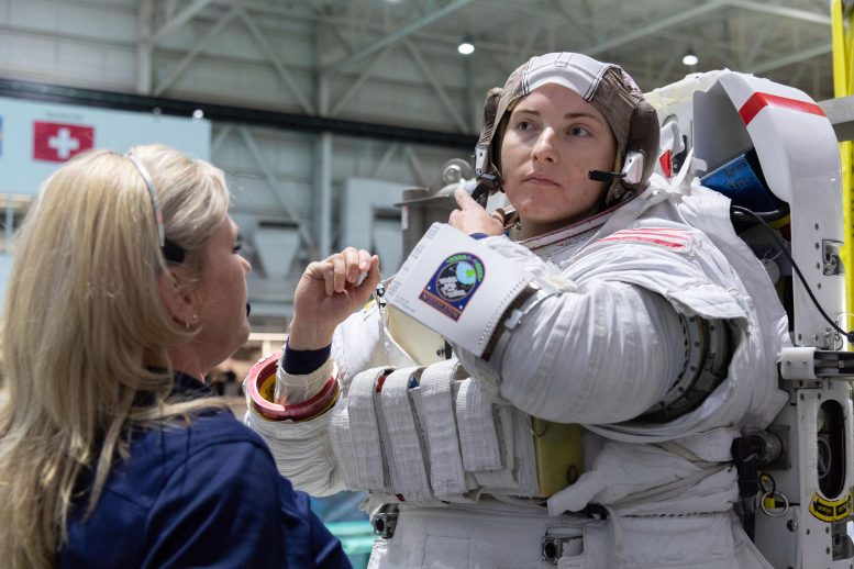 L'astronaute de la NASA Kayla Barron pendant l'entraînement à la sortie dans l'espace
