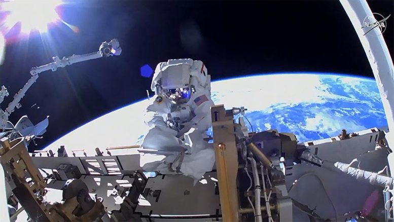 Sortie dans l'espace de l'astronaute Kayla Barron de la NASA