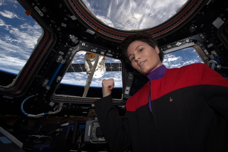 Samantha Cristoforetti Approche de la coupole Dragon de l'ISS