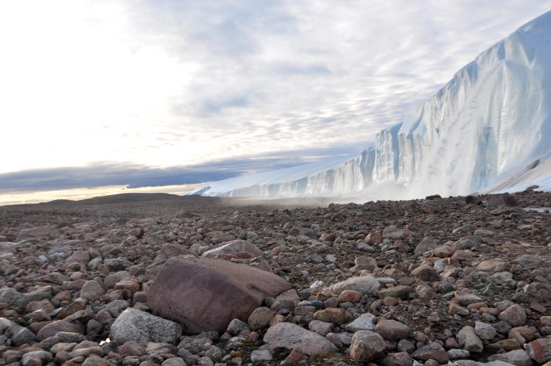 Travail de terrain en bordure de la calotte glaciaire du Groenland en 2019
