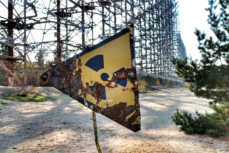 Panneau de mise en garde contre les radiations de la zone d'exclusion de Tchernobyl