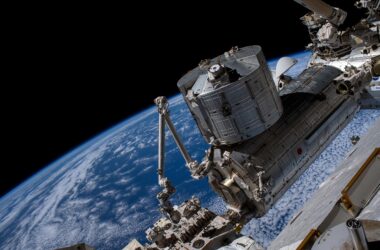 La station spatiale attend les astronautes privés pendant les préparatifs scientifiques et les sorties dans l'espace