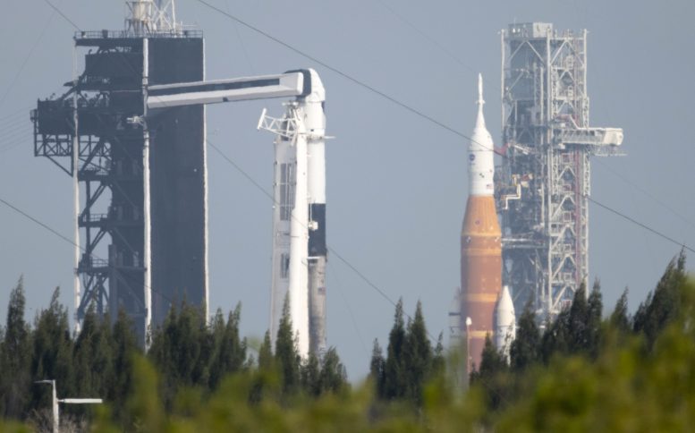 Le SLS de la NASA et le Falcon 9 de SpaceX au complexe de lancement 39A & 39B