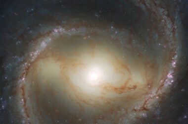 Un instantané de spirale cache une monstruosité astronomique