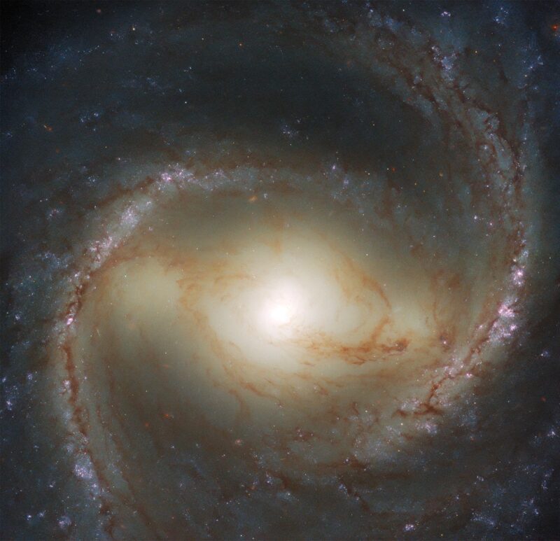 Un instantané de spirale cache une monstruosité astronomique