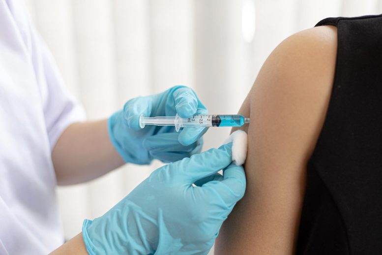 Médecin administrant une injection de vaccin