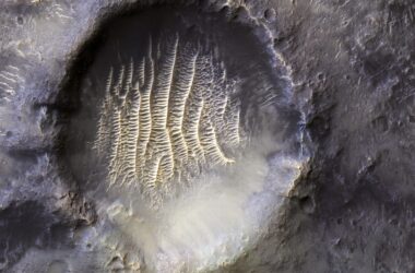 Une époustouflante photo de la NASA d'un cratère martien ressemble à une "empreinte extraterrestre".
