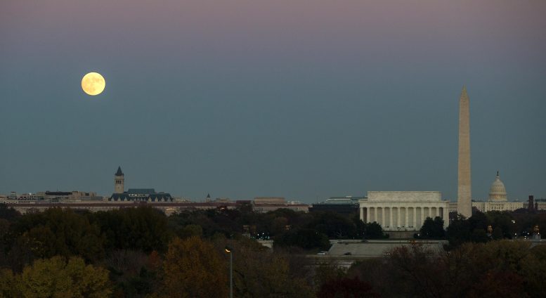 La lune se lève sur Washington, D.C.