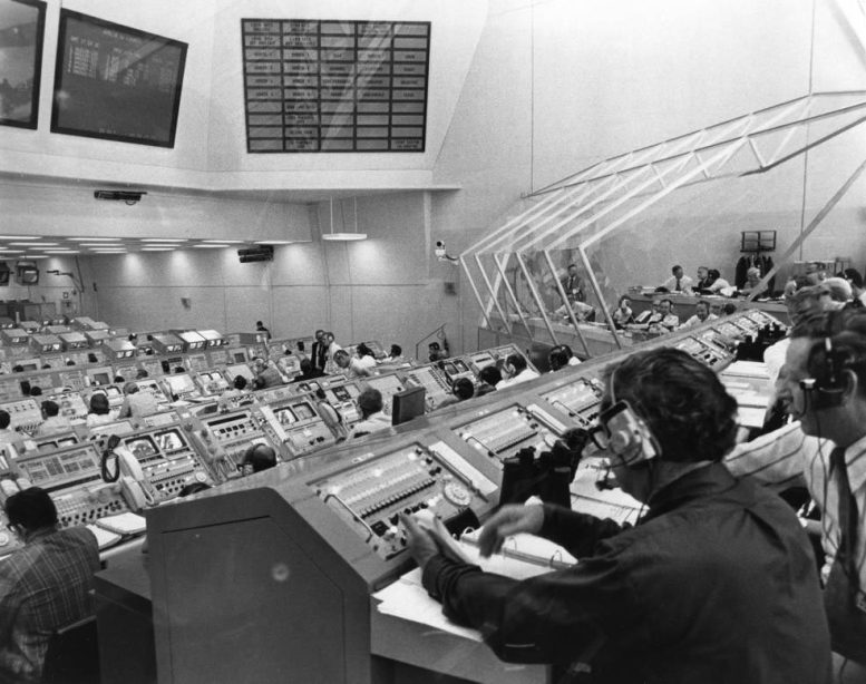 Les ingénieurs d'Apollo 16 dans la salle de tir 1 du centre de contrôle du lancement.
