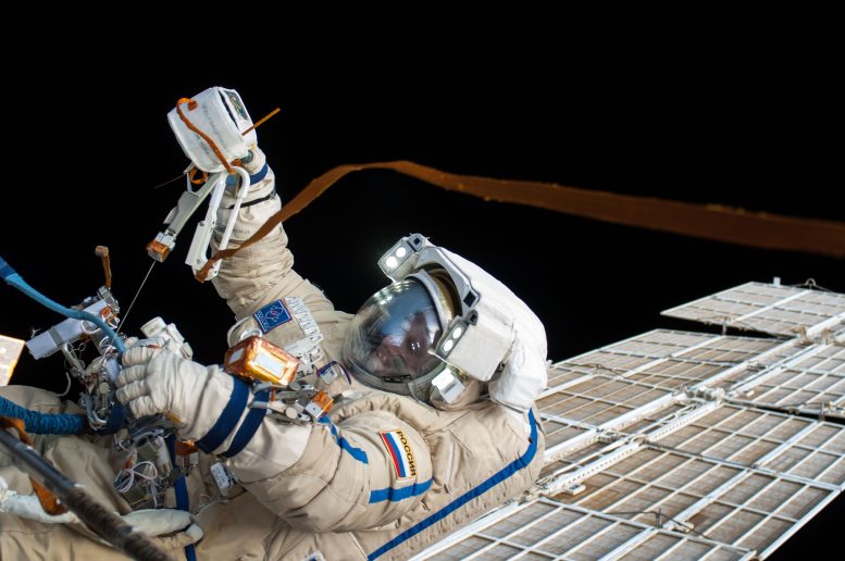 Sortie dans l'espace du cosmonaute russe Oleg Artemyev à bord de l'ISS