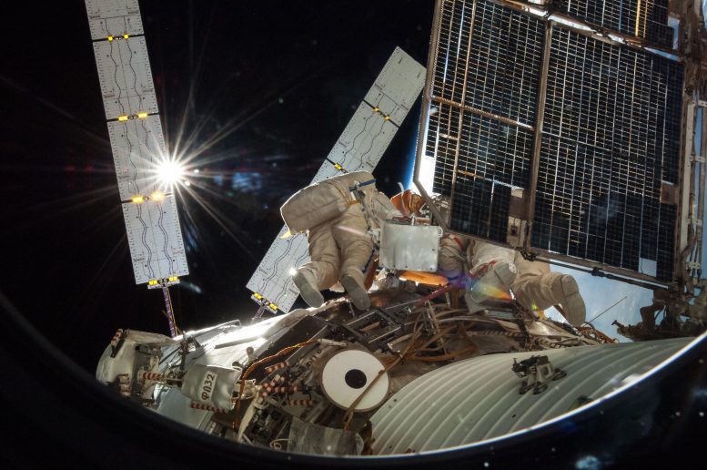 Sortie dans l'espace des cosmonautes Oleg Artemyev et Alexander Skvortsov en 2014