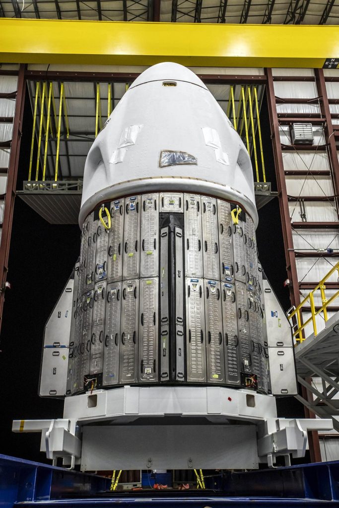 SpaceX Crew-4 Dragon dans le hangar