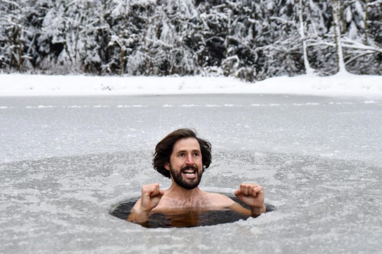 Homme prenant un bain d'eau froide à l'extérieur en hiver