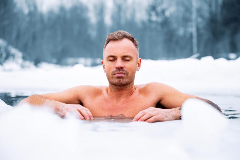 Jeune homme prenant un bain d'eau froide à l'extérieur en hiver