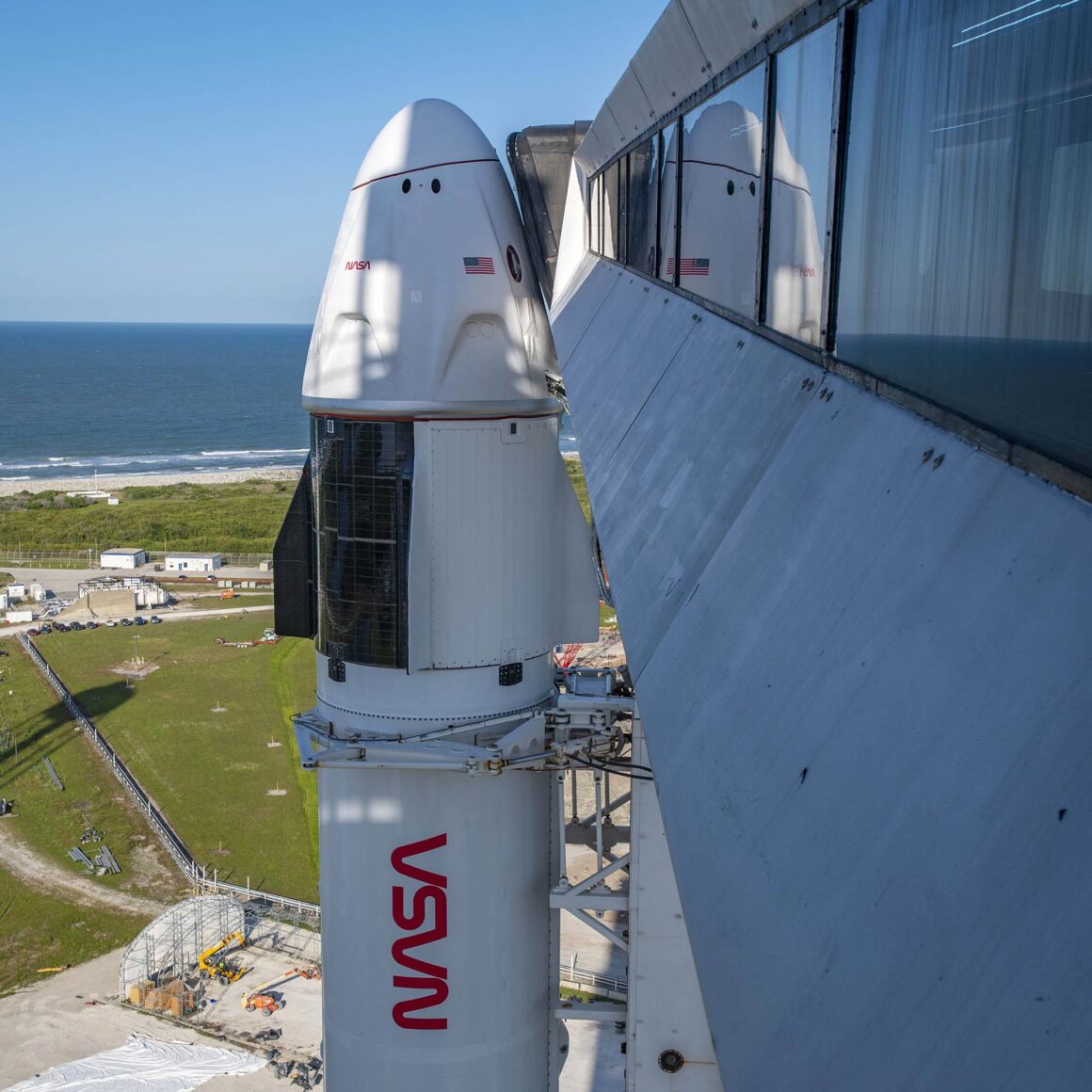 La Fusée Falcon 9 De Spacex Avec Crew 4 Dragon Roule Jusquà La Rampe De Lancement Et Effectue