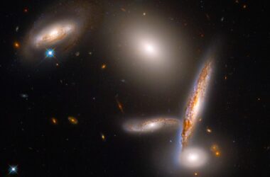 Célébration du 32e anniversaire de Hubble : Une vue magnifique d'une collection inhabituelle de cinq galaxies.