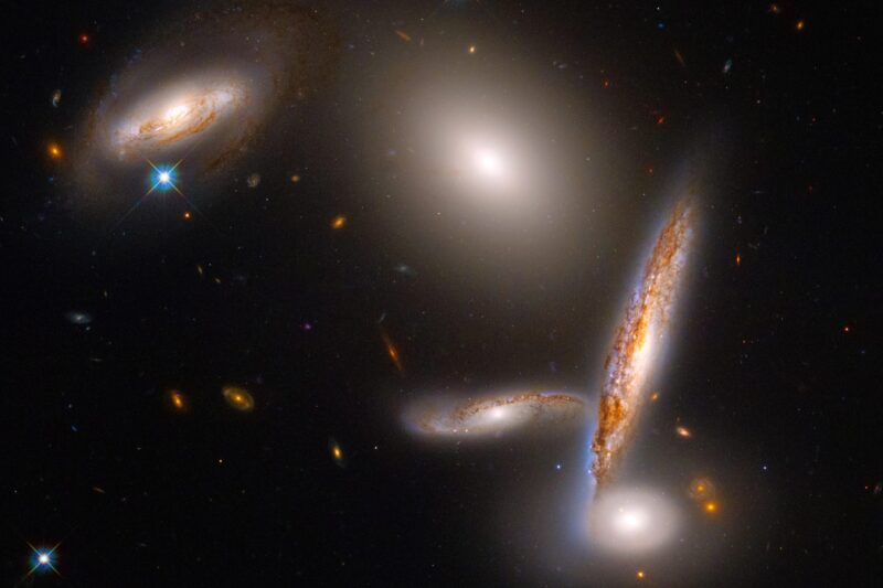 Célébration du 32e anniversaire de Hubble : Une vue magnifique d'une collection inhabituelle de cinq galaxies.