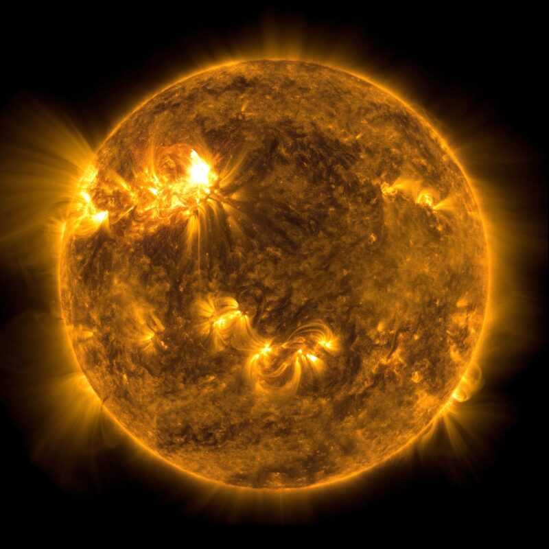 Une éruption solaire modérée jaillit du Soleil - Captée par l'observatoire de la dynamique solaire de la NASA