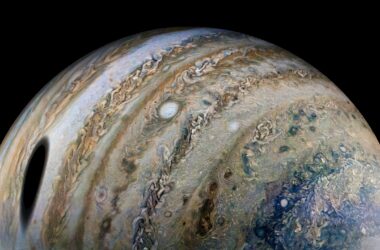 Ganymède projette une ombre gigantesque sur Jupiter dans une nouvelle image spectaculaire de la sonde Juno de la NASA.