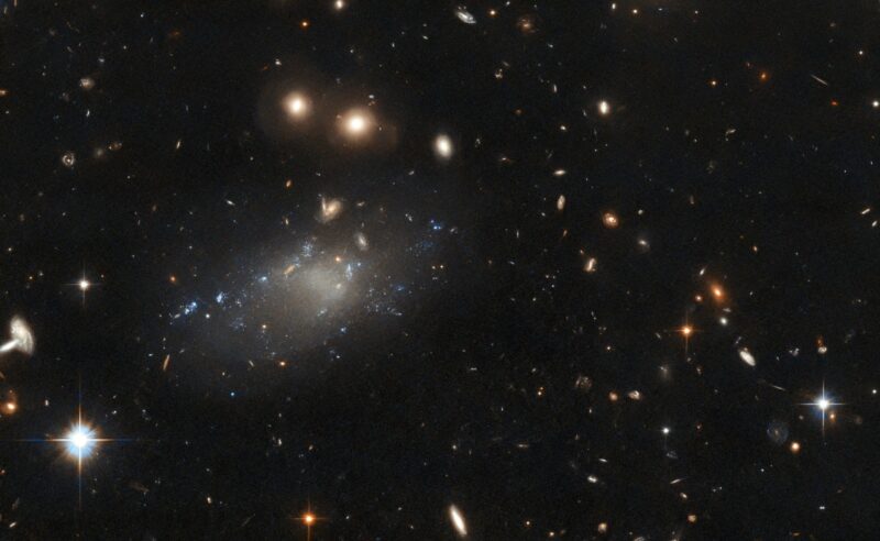 Le télescope spatial Hubble repère une galaxie ténue et diffuse