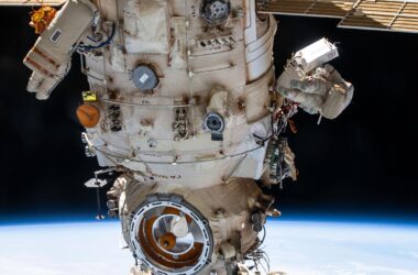 Les cosmonautes russes quittent la Station spatiale internationale pour activer un nouveau bras robotique