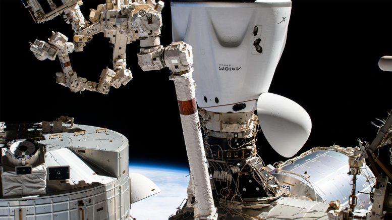 Le vaisseau Dragon Endeavour de SpaceX s'amarre au module Harmony de l'ISS.