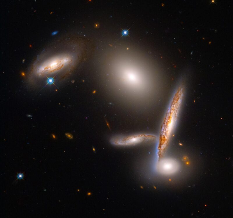 Célébration du 32e anniversaire du télescope spatial Hubble avec un étonnant groupement de galaxies