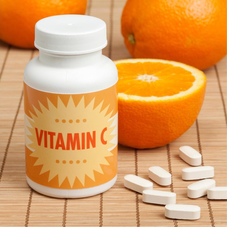 Comprimés de vitamine C et oranges