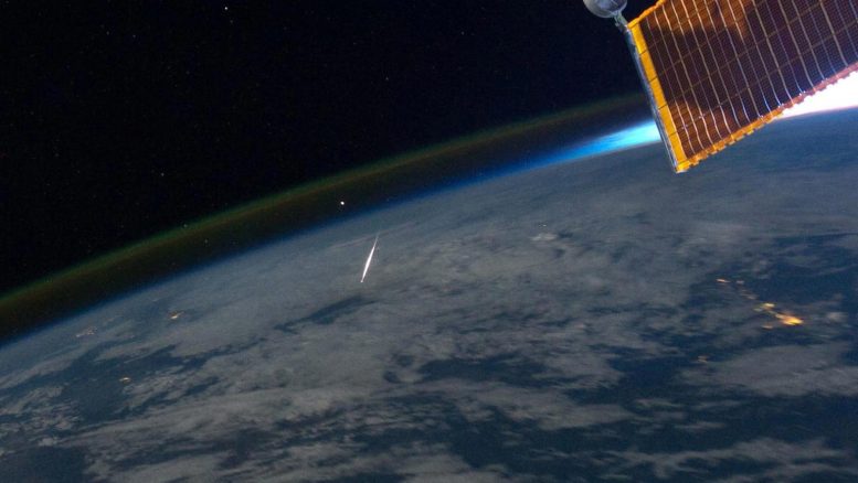 Un météore brillant de la pluie de météores des Perséides pour l'ISS