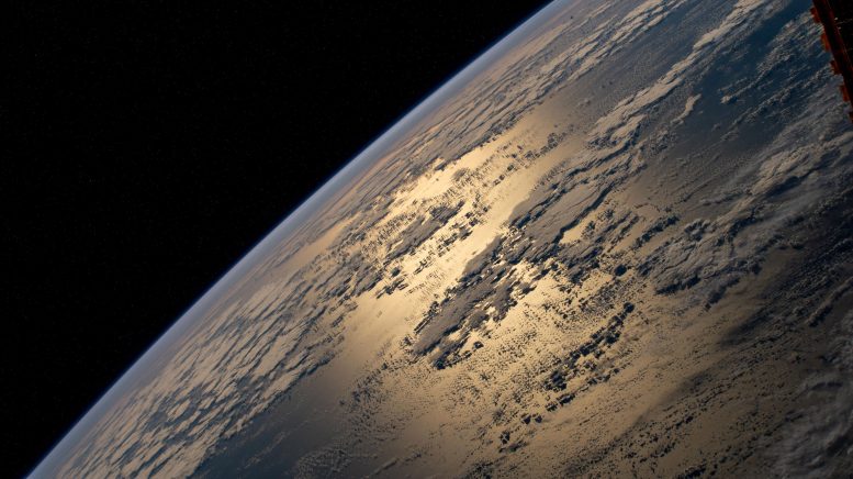 Le soleil éclaire l'océan Atlantique depuis l'ISS