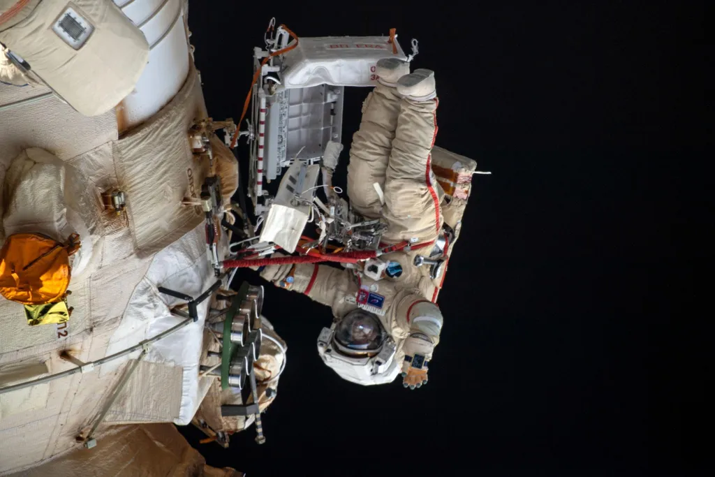 Le cosmonaute Oleg Artemyev effectue une sortie dans l'espace
