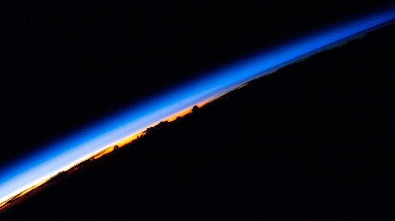Lever de soleil orbital depuis la station spatiale