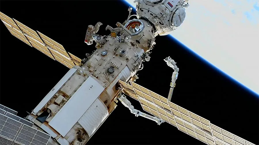 Bras robotique des astronautes Oleg Artemyev et Denis Matveev
