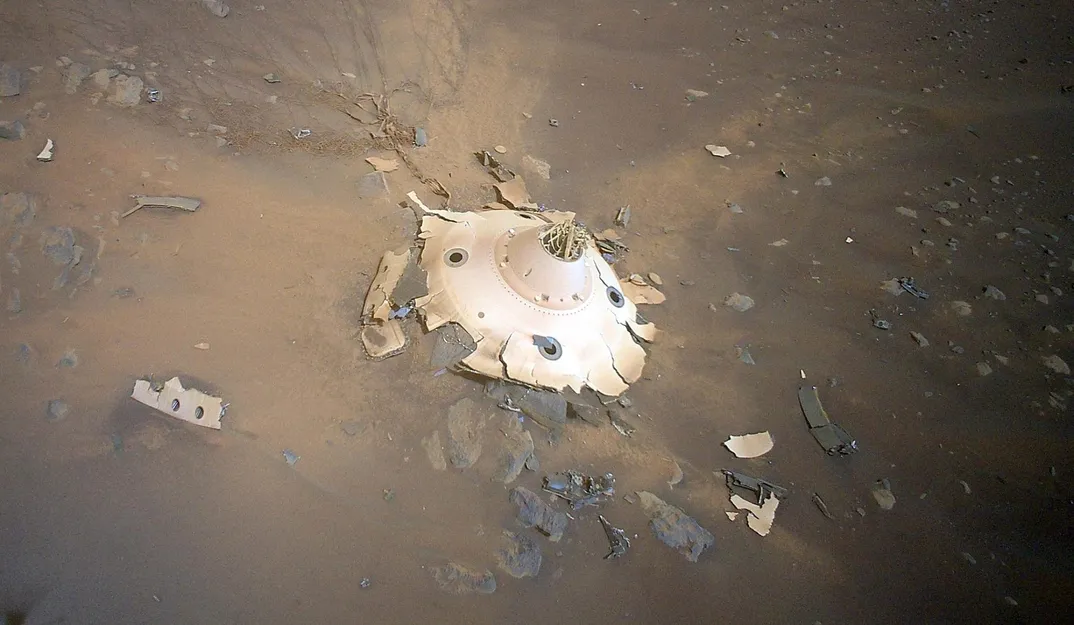 La coque arrière de Persévérance vue de l'hélicoptère de la NASA Ingenuity sur Mars.