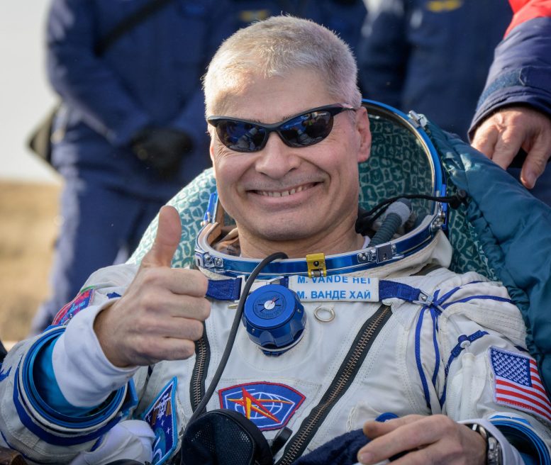 L'astronaute de la NASA Mark Vande Hei après l'atterrissage