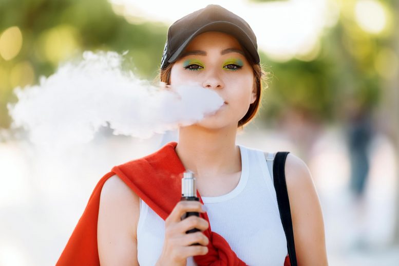 Jeune personne fumant une e-cigarette