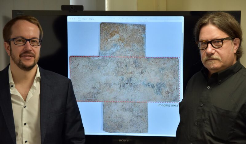 Une inscription cachée sur une croix funéraire du début de l'ère moderne est révélée par imagerie térahertz.