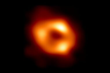 Première image du trou noir supermassif au centre de la Voie lactée
