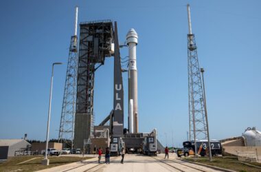 Le Starliner de l'essai orbital 2 de Boeing et la fusée Atlas V arrivent sur la rampe de lancement.
