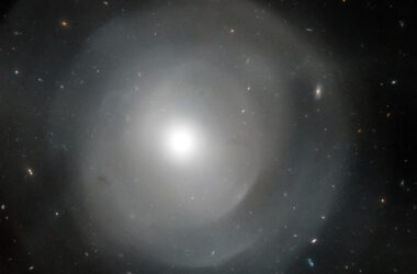 Le télescope spatial Hubble examine les couches d'une galaxie elliptique géante