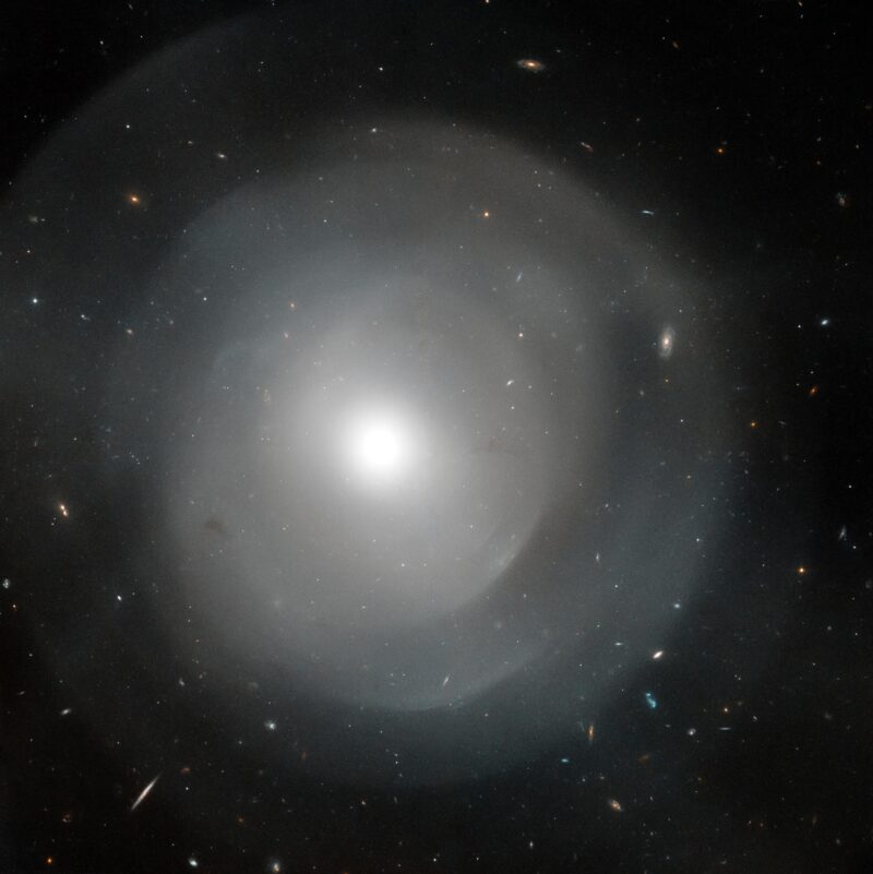 Le télescope spatial Hubble examine les couches d'une galaxie elliptique géante