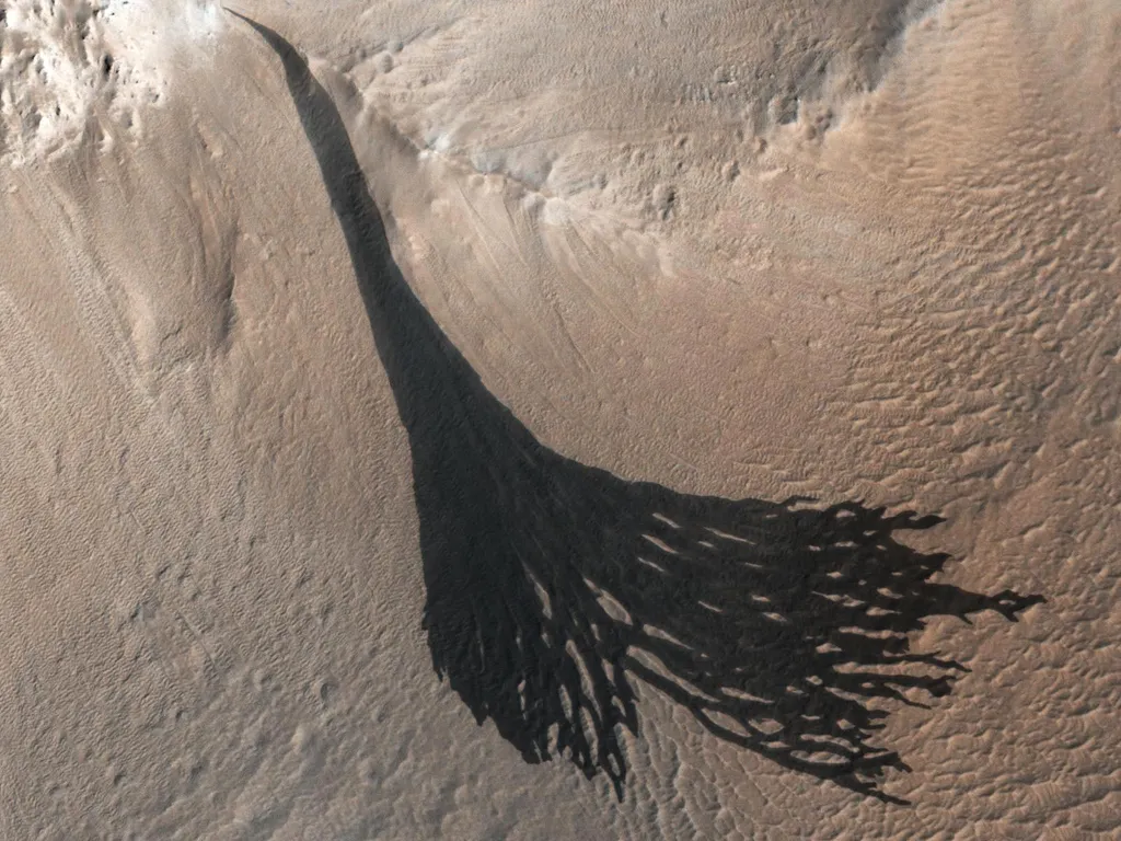Traits de pente des avalanches de poussière sur Mars