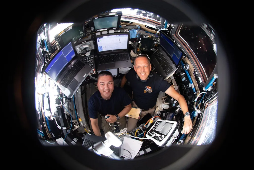 Les astronautes de la NASA Kjell Lindgren et Bob Hines surveillent le Starliner.