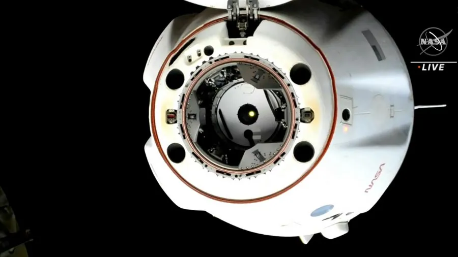 Le vaisseau spatial d'endurance Dragon de SpaceX après son désamarrage de l'ISS