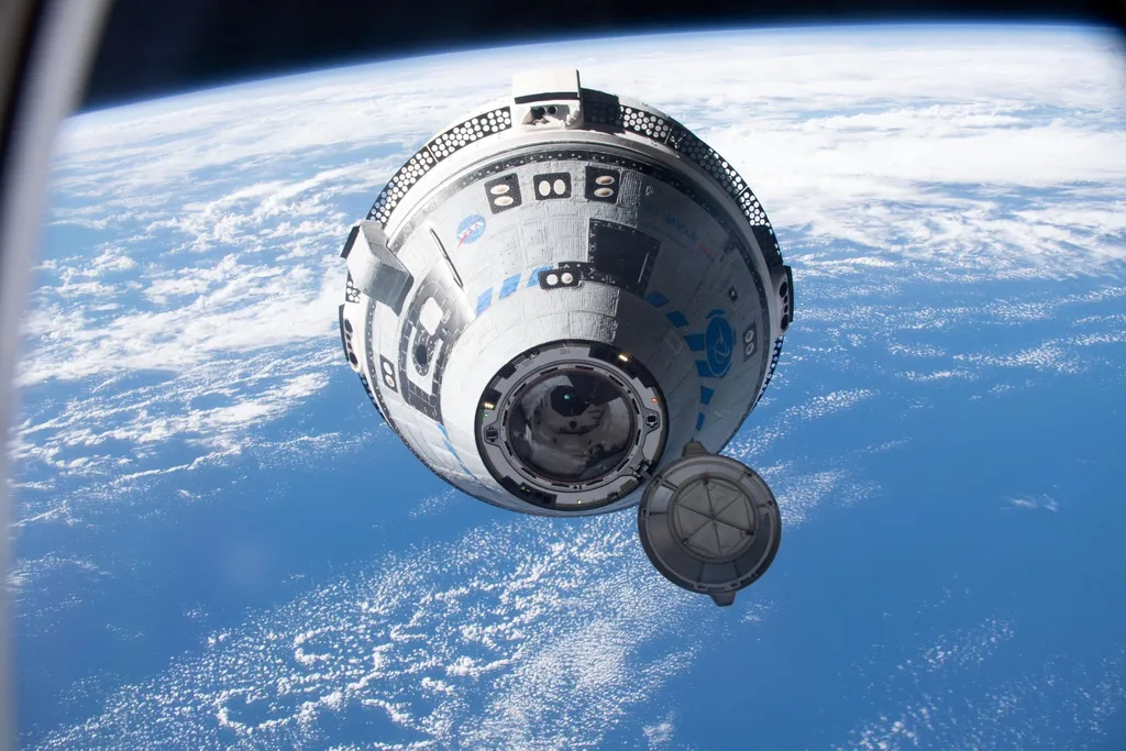 Le vaisseau d'équipage CST-100 Starliner de Boeing s'approche de la station spatiale internationale.