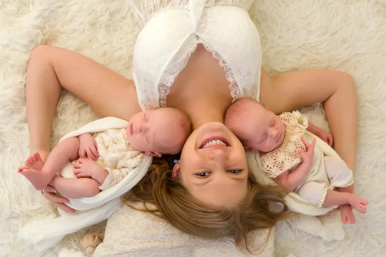Heureuse mère de bébés jumeaux